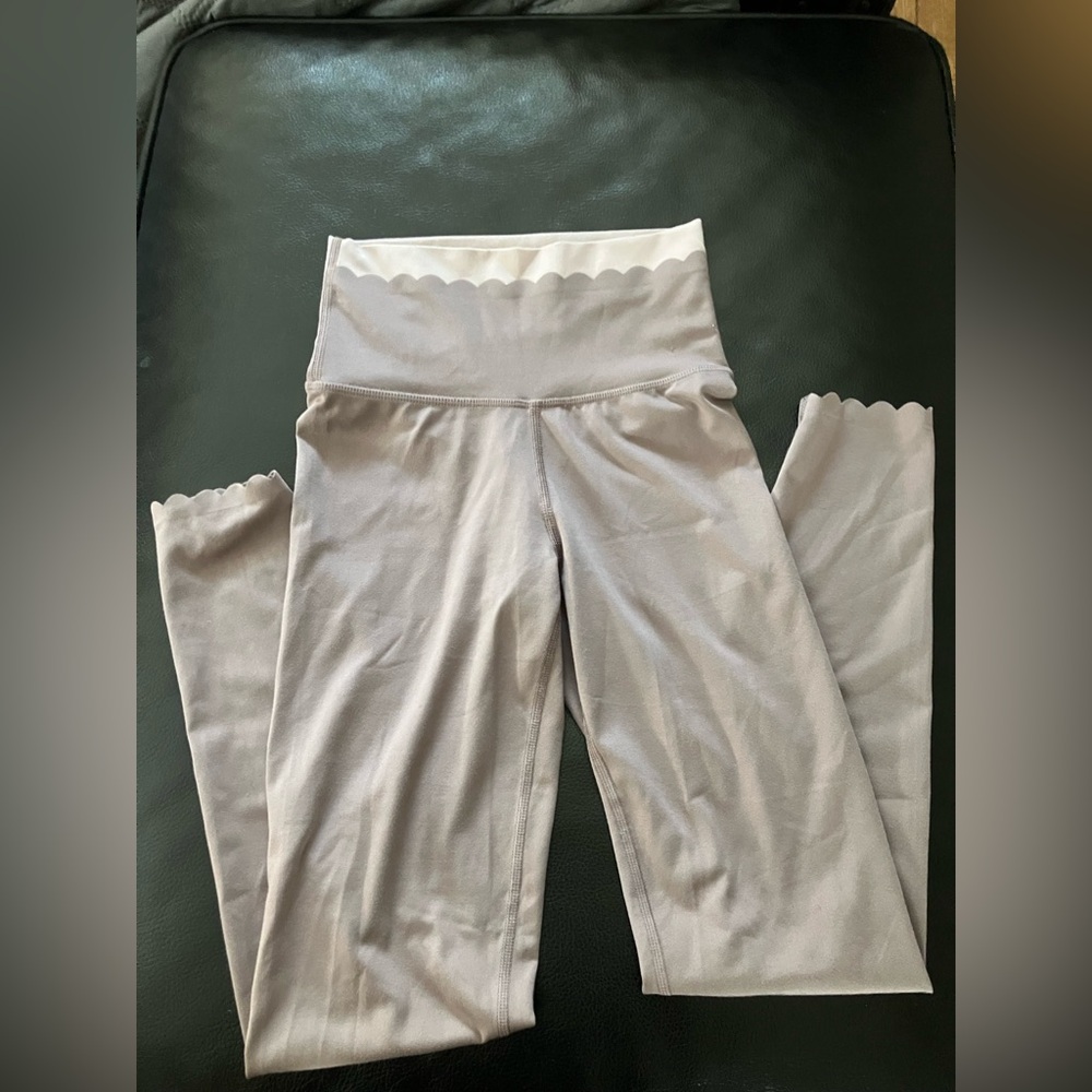 IN GREAT CONDITION! AERIE “Chill Play Move” Scalloped Egde Leggings Size XS